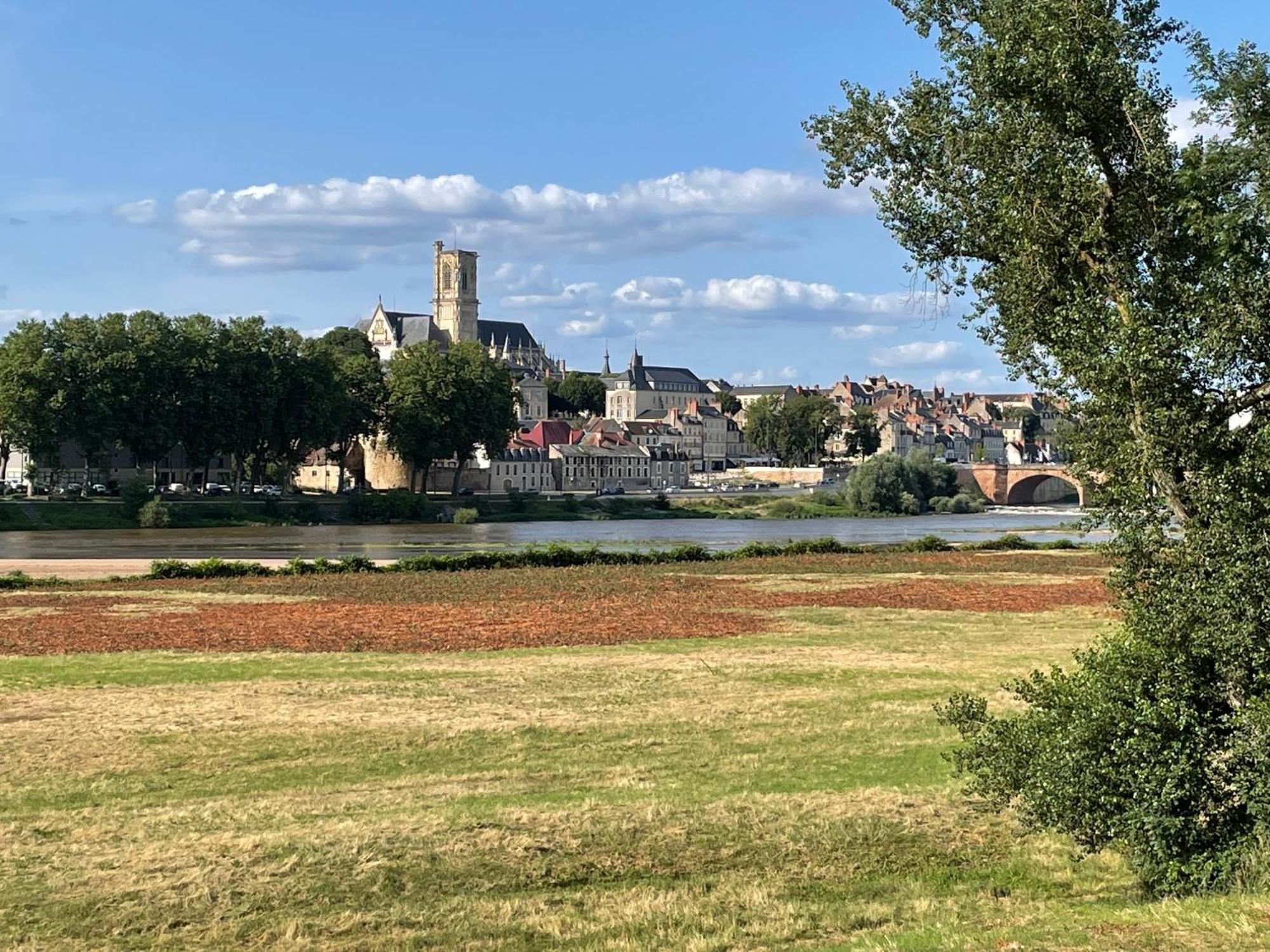 Hotel Des Ducs Nevers Buitenkant foto